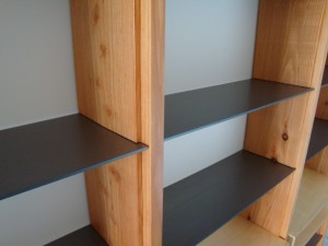 Diks Design, meubelmaker, design meubelen, op maat gemaakt, boekenkast, larixhout, grijs-stalen platen