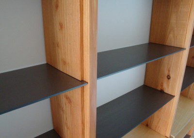 Diks Design, meubelmaker, design meubelen, op maat gemaakt, boekenkast, larixhout, grijs-stalen platen